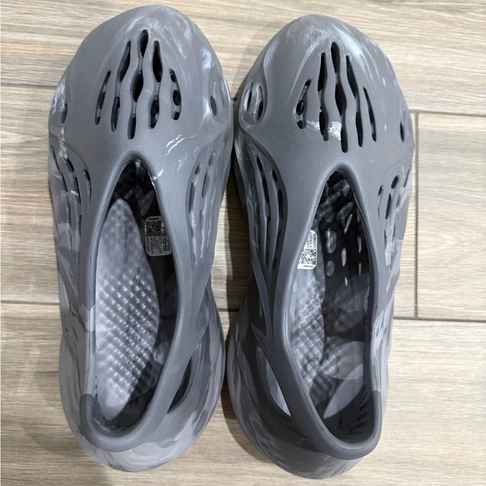 Yeezy Gray Athletic Shoes